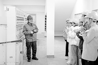 强化目标导向,推动高校党建与人才培养深度融合 强化目标导向,推动高校党建与人才培养深度融合