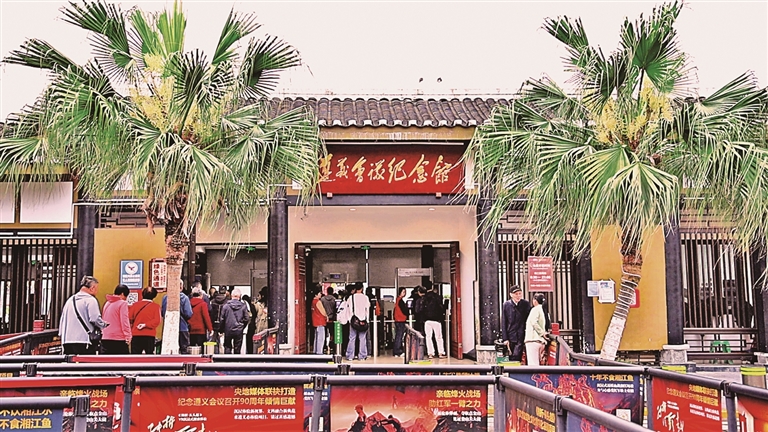 于壮丽史诗中聆听 在巍峨丰碑下感悟