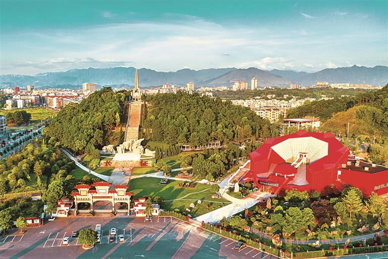 于壮丽史诗中聆听 在巍峨丰碑下感悟